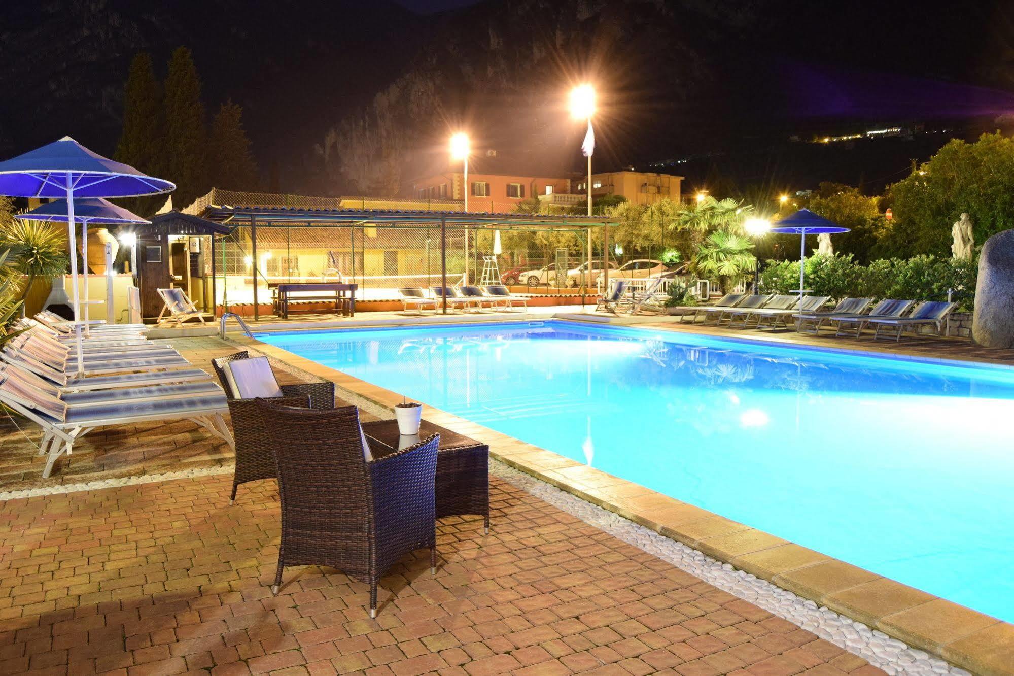 Residenza Le Due Torri Aparthotel Riva del Garda Exterior foto